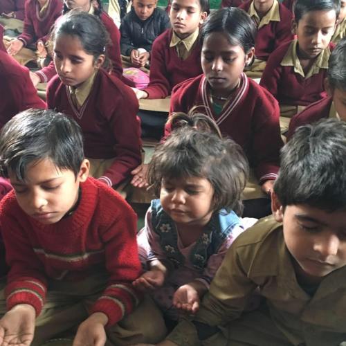 indian-children-meditating